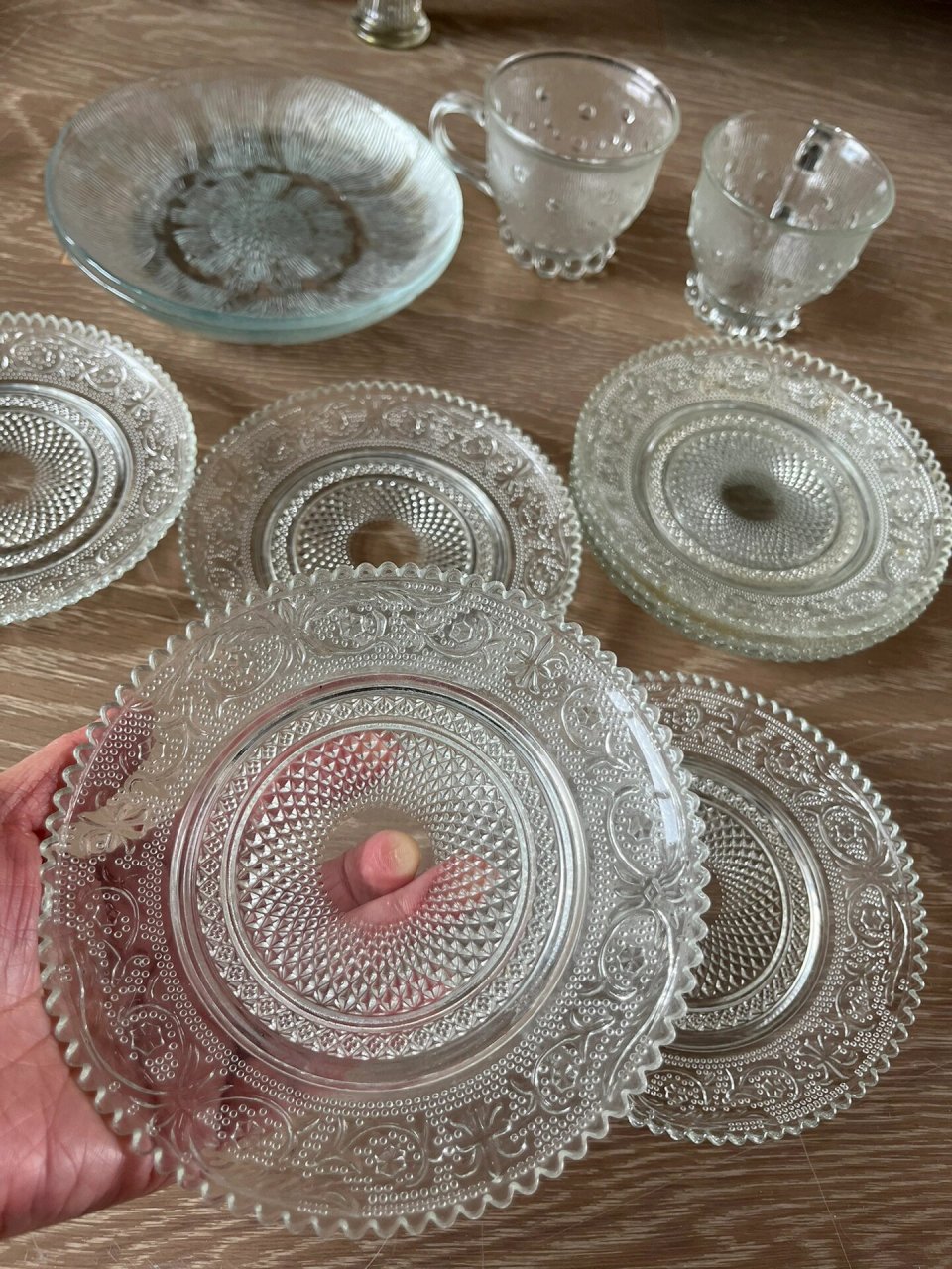 民国时期玻璃制品 "衔云酒杯赤玛瑙,照日食螺紫琉璃. ""崆峒黯淡碧琉